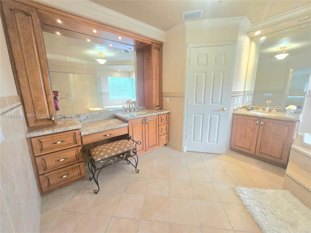 16422 NW 83rd Pl Miami Lakes, FL 33016