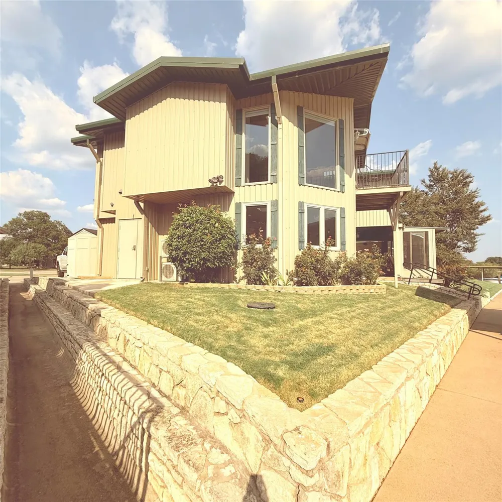 813 Brazos Harbor Circle Granbury, TX 76048