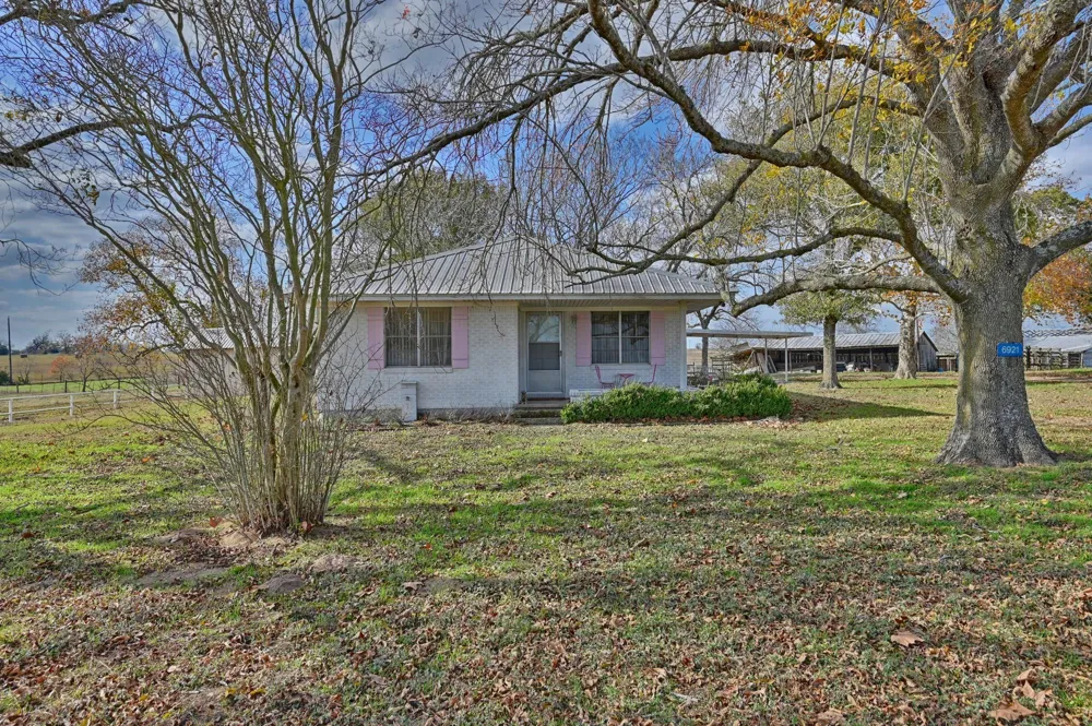 6921 Schulz Lane Bleiblerville, TX 78931