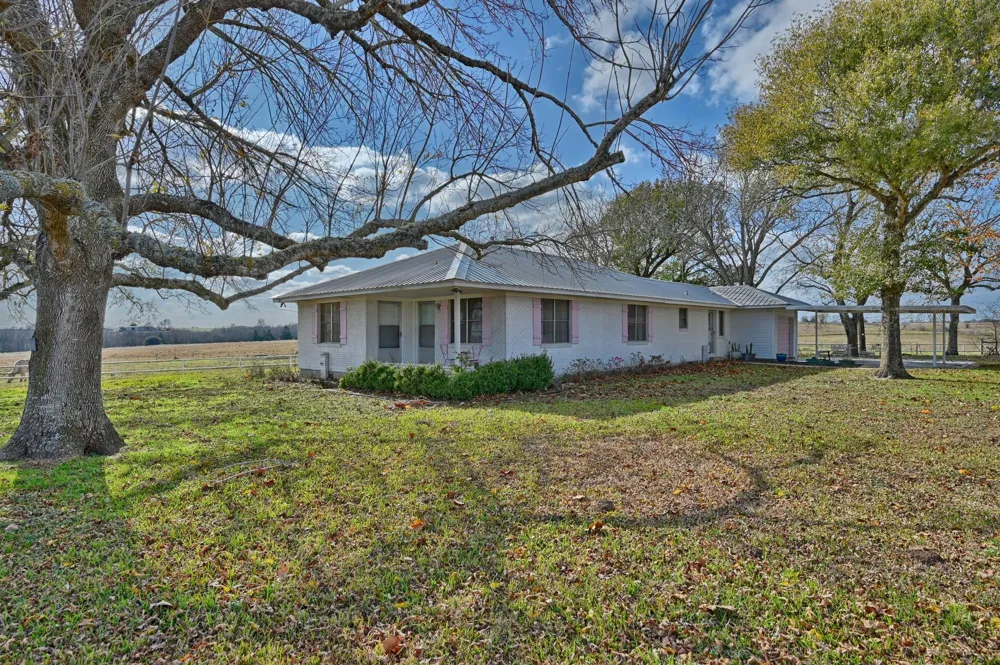 6921 Schulz Lane Bleiblerville, TX 78931