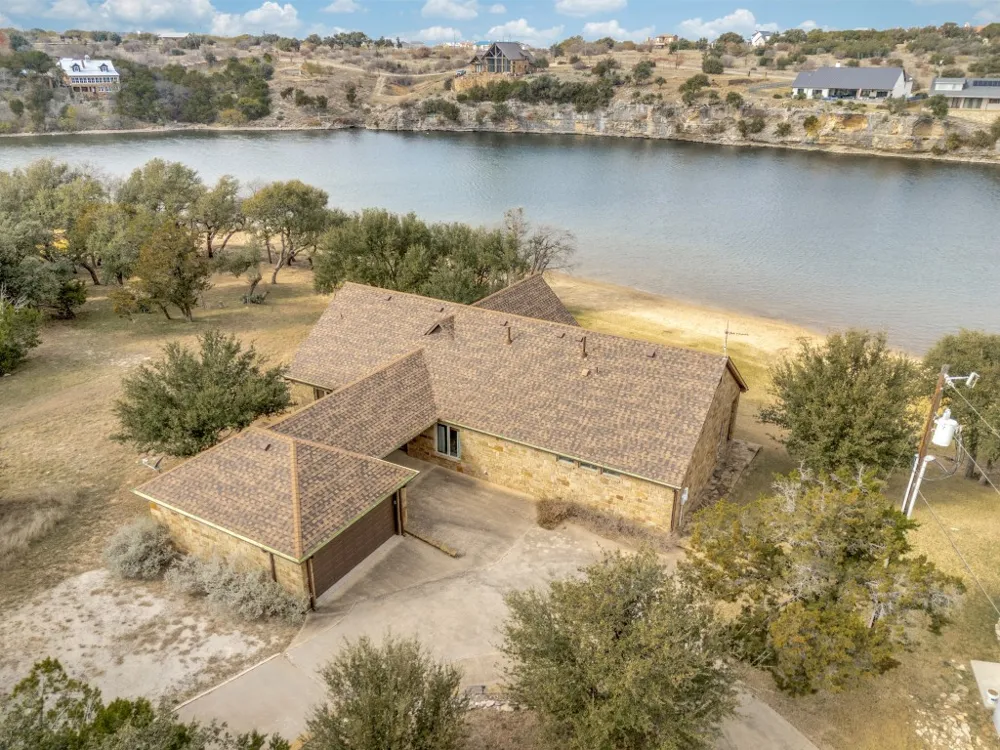 7033 W Hells Gate Drive Strawn, TX 76475