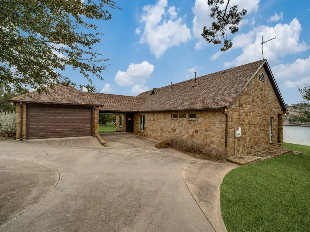 7033 W Hells Gate Drive Strawn, TX 76475