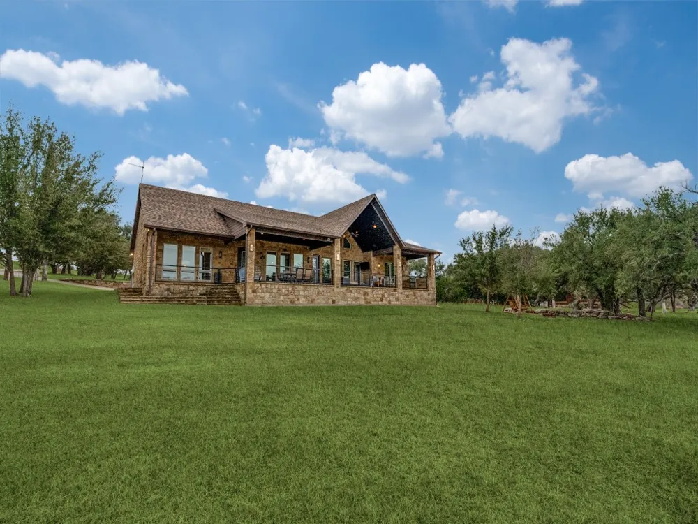 7033 W Hells Gate Drive Strawn, TX 76475