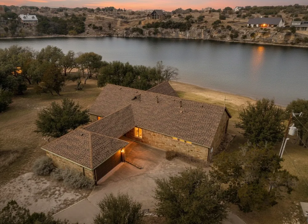 7033 W Hells Gate Drive Strawn, TX 76475