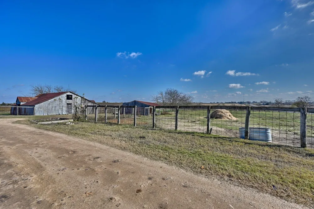 4898 Fm 2502 Industry, TX 78944
