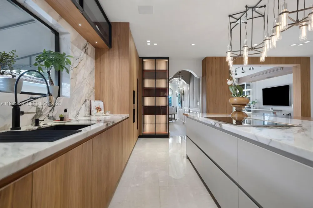 176 S Hibiscus Drive Miami Beach, FL 33139