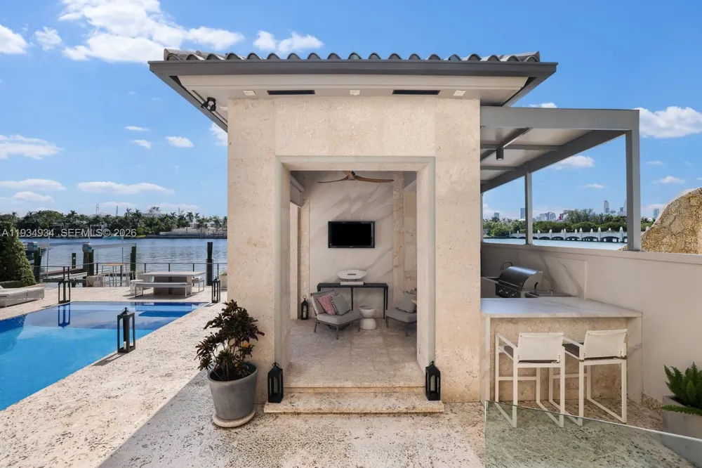 176 S Hibiscus Drive Miami Beach, FL 33139
