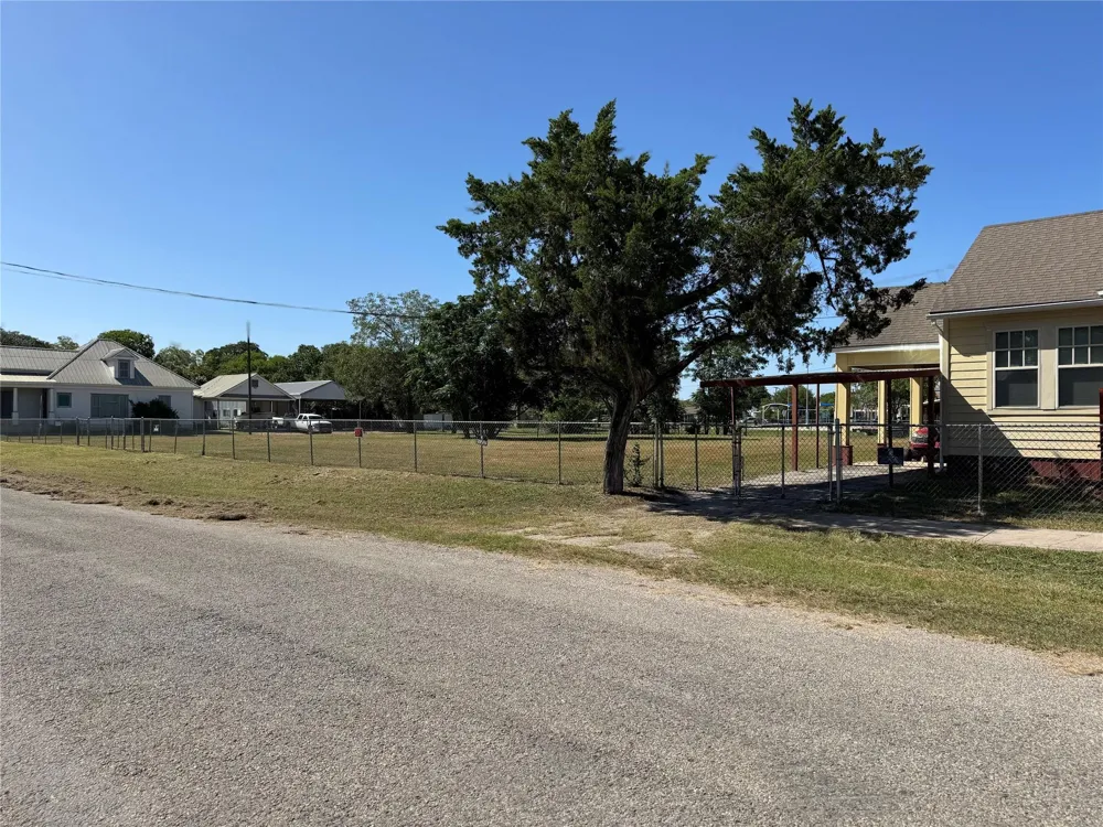 602 E Clayton Street Cuero, TX 77954