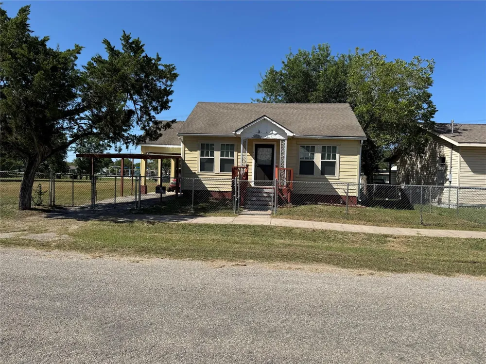 602 E Clayton Street Cuero, TX 77954