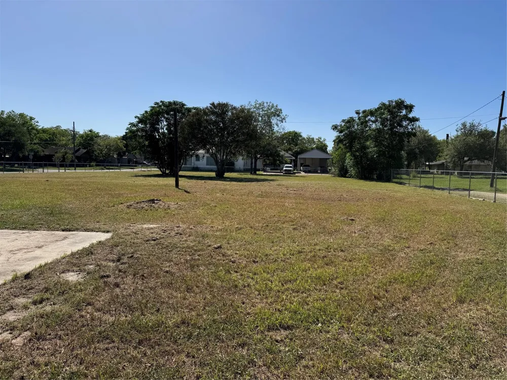 602 E Clayton Street Cuero, TX 77954