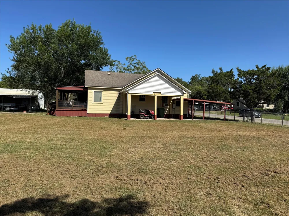 602 E Clayton Street Cuero, TX 77954