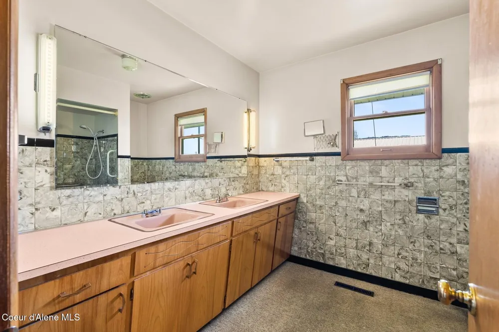 18 E Jackson Avenue Priest River, ID 83856