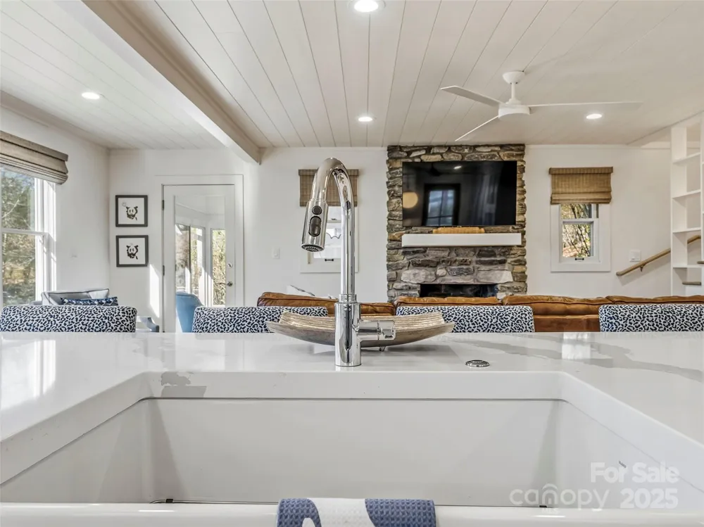 40 Toxaway Landing Drive Lake Toxaway, NC 28747