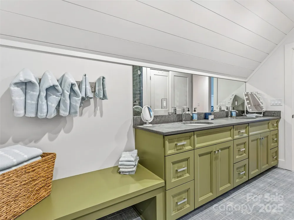 40 Toxaway Landing Drive Lake Toxaway, NC 28747