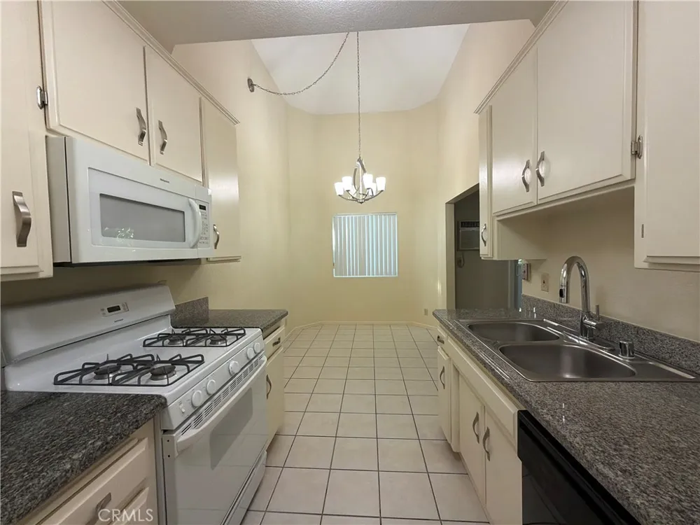 7013 Haskell Van Nuys, CA 91406
