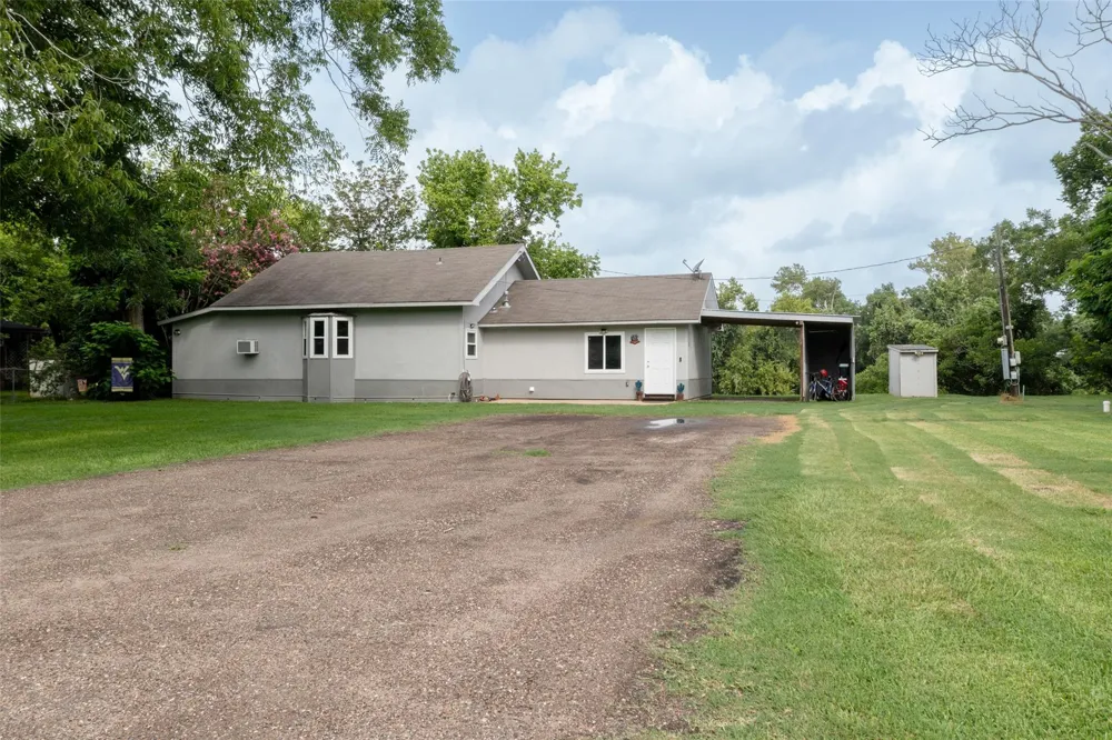 703 Pecan Valley Drive Wharton, TX 77488