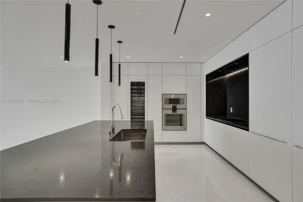 300 Biscayne Blvd Way #3704C Miami, FL 33131