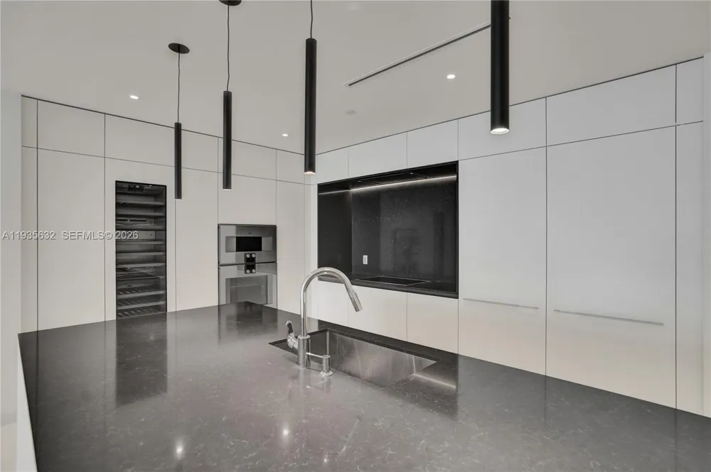 300 Biscayne Blvd Way #3704C Miami, FL 33131
