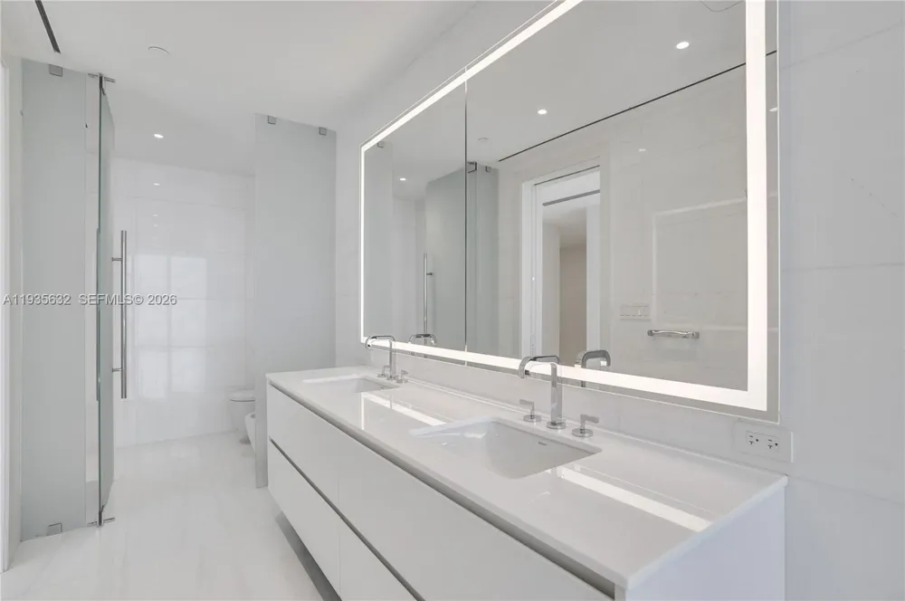 300 Biscayne Blvd Way #3704C Miami, FL 33131