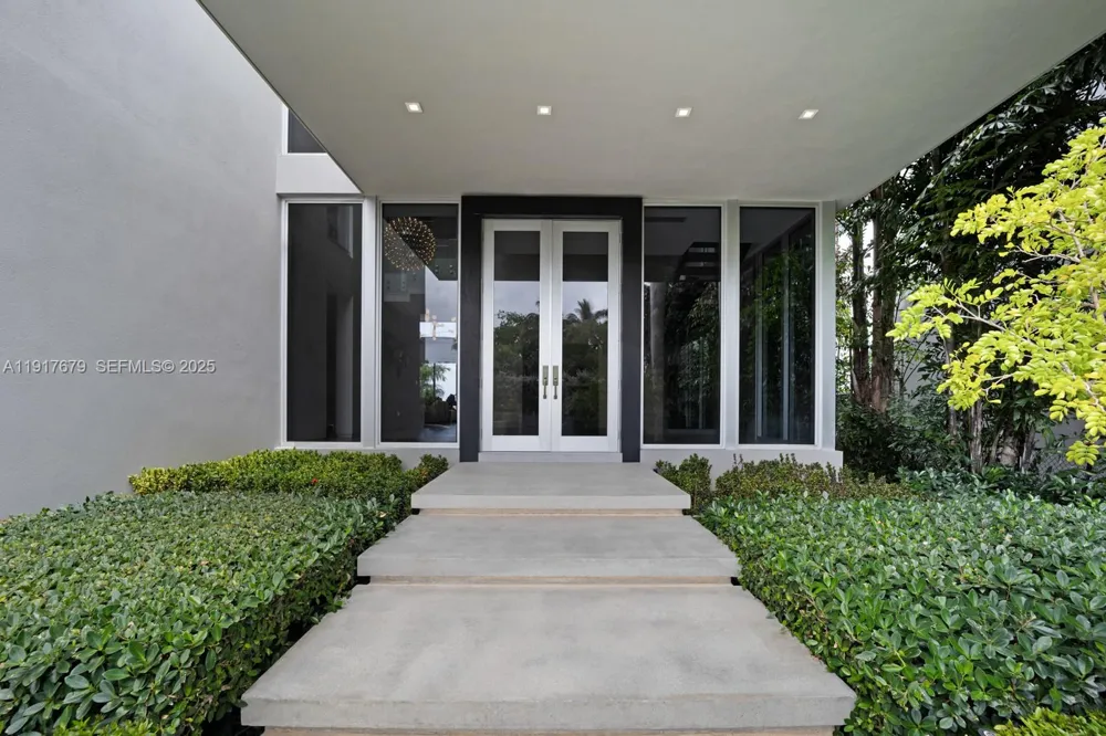 1379 Venetian Way Miami, FL 33139