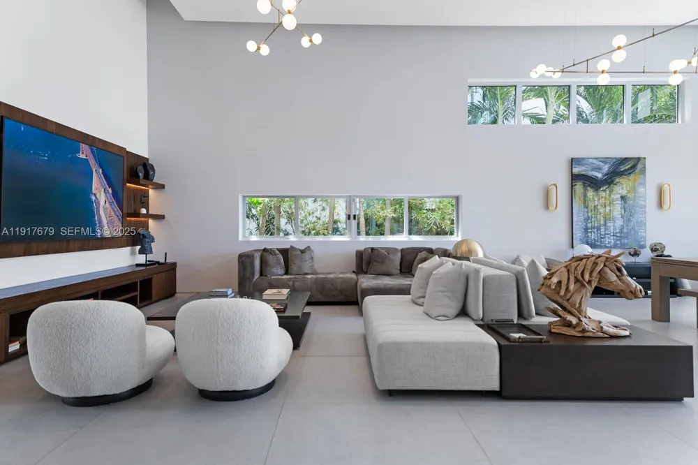 1379 Venetian Way Miami, FL 33139