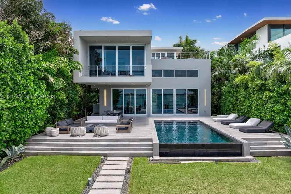 1379 Venetian Way Miami, FL 33139