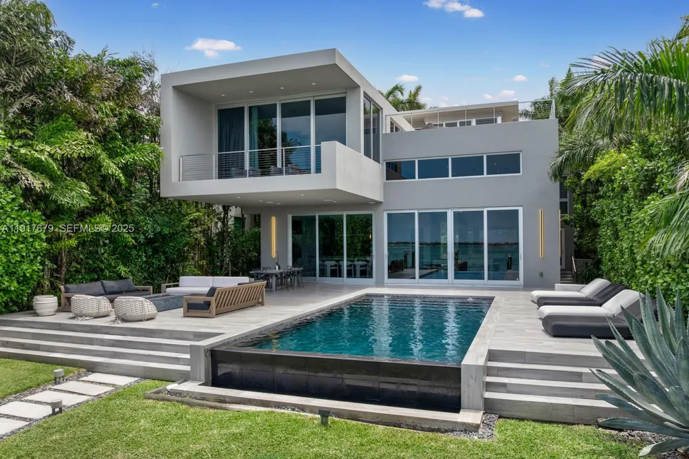 1379 Venetian Way Miami, FL 33139