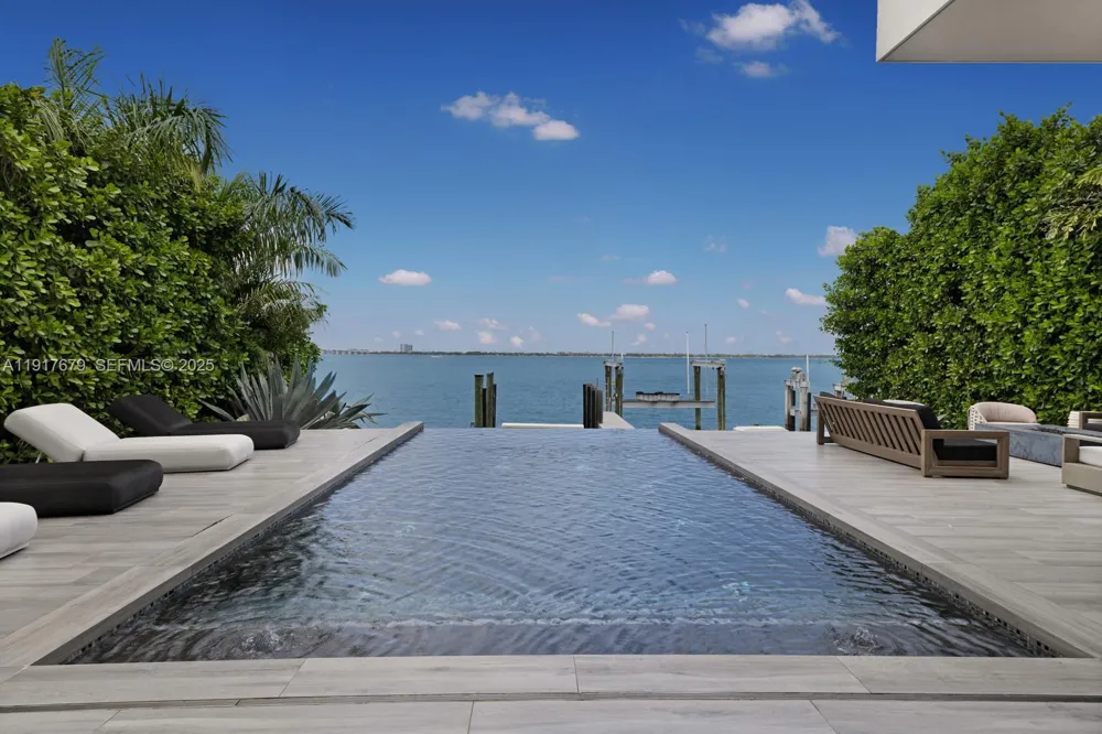 1379 Venetian Way Miami, FL 33139