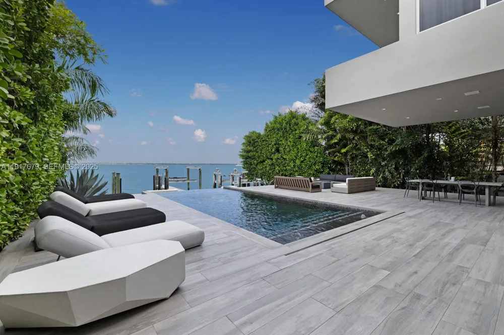 1379 Venetian Way Miami, FL 33139