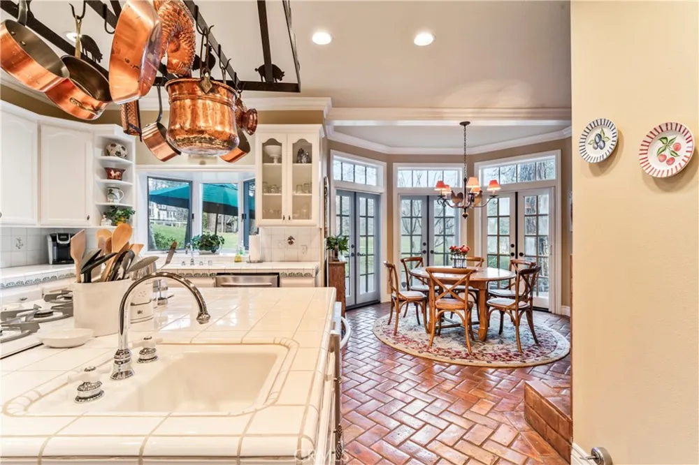 699 Brentwood Lake Arrowhead, CA 92352
