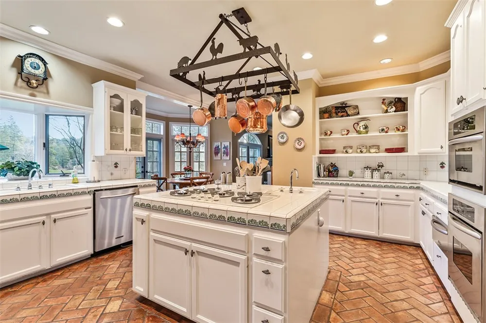 699 Brentwood Lake Arrowhead, CA 92352