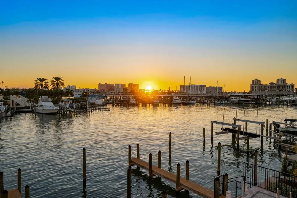 211 DOLPHIN POINT #5 Clearwater, FL 33767
