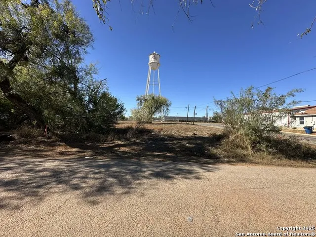 120 COMMERCE E Leona Dilley, TX 78017