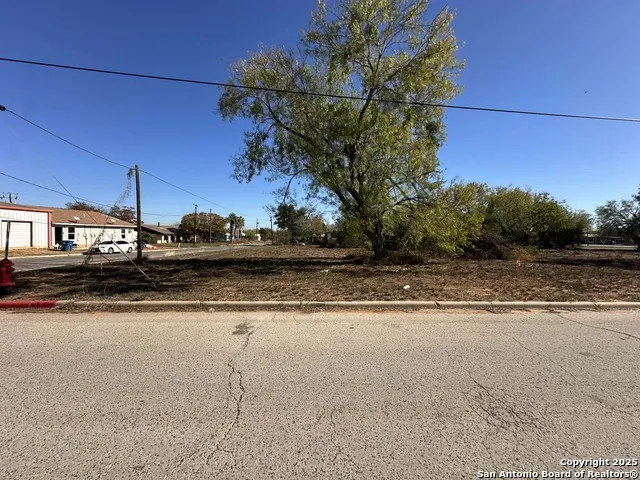120 COMMERCE E Leona Dilley, TX 78017