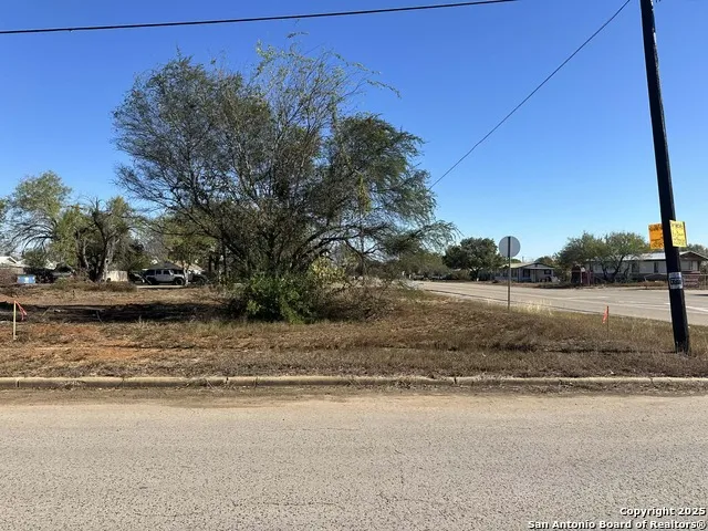 120 COMMERCE E Leona Dilley, TX 78017