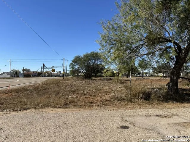 120 COMMERCE E Leona Dilley, TX 78017