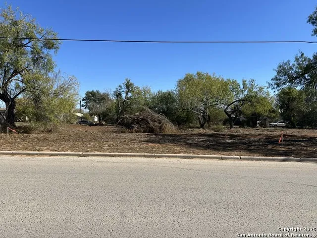 120 COMMERCE E Leona Dilley, TX 78017