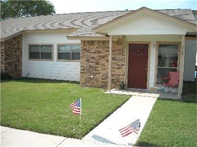 114 W 10th Nixon, TX 78140