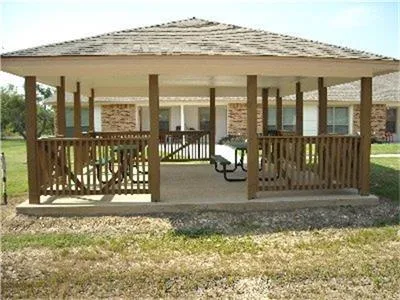 114 W 10th Nixon, TX 78140