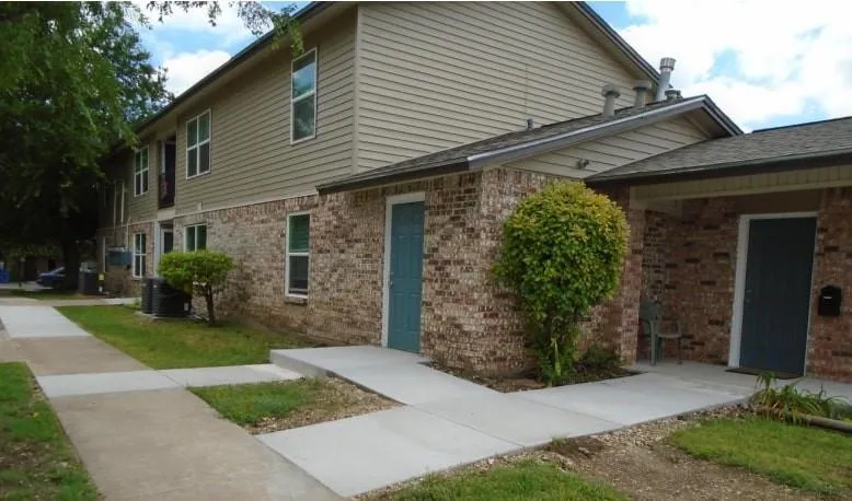 909 W 7th St Justin, TX 76247