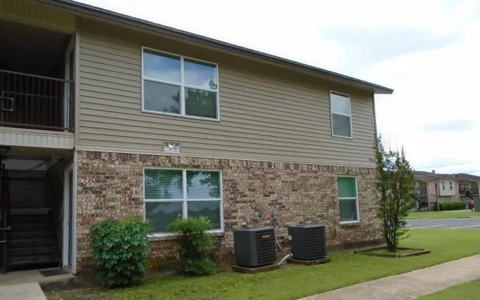 909 W 7th St Justin, TX 76247