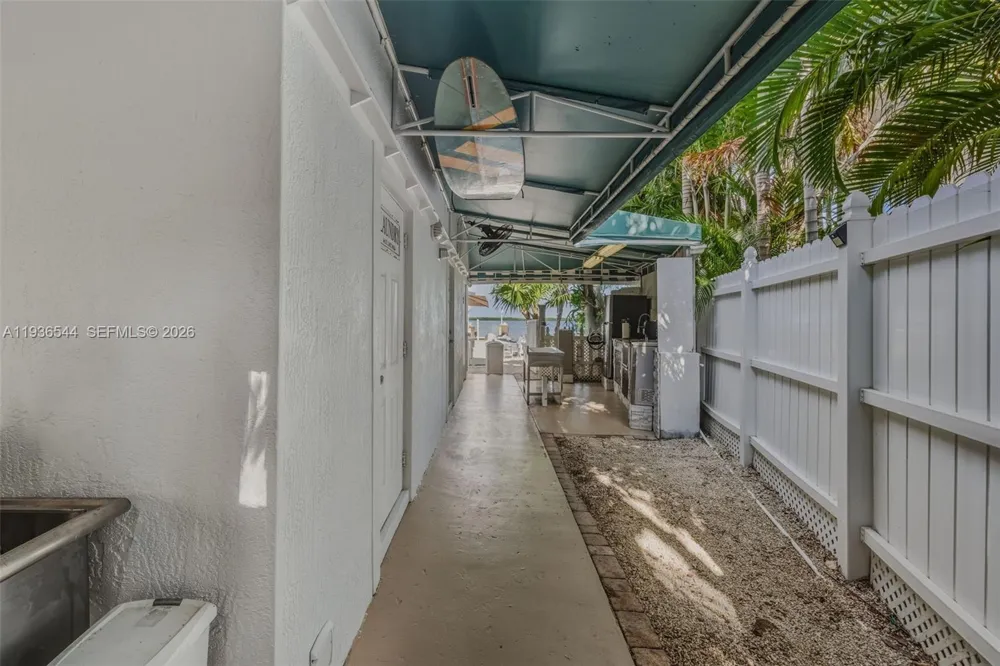 16 North Dr Key Largo, FL 33037