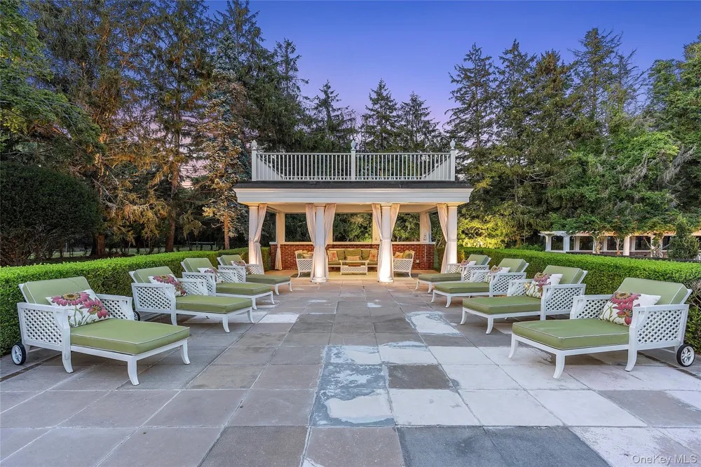 94 Quogue Street Quogue, NY 11959