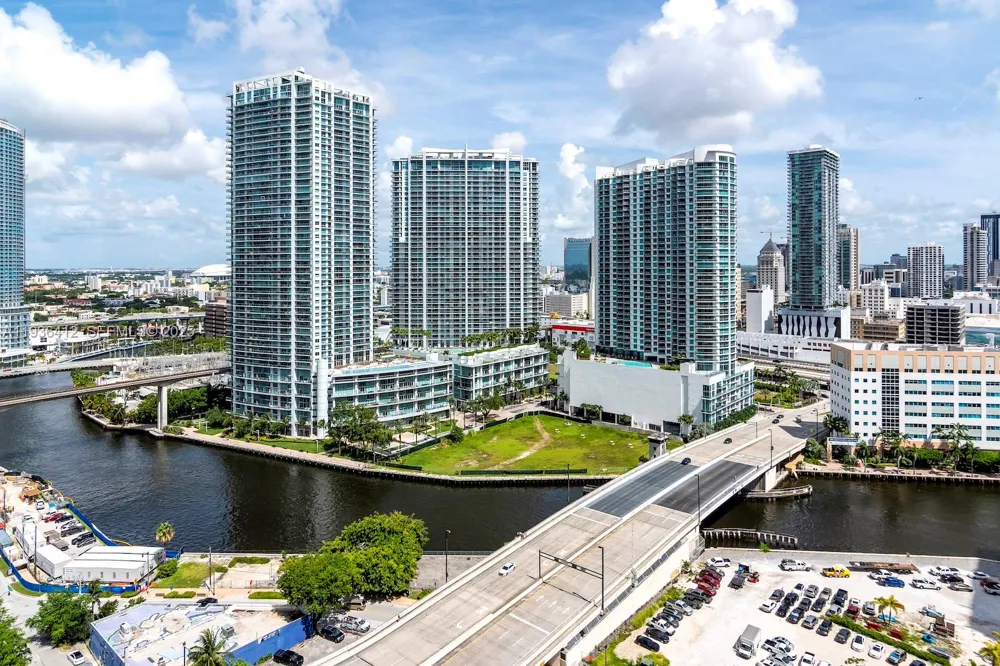 68 SE 6th St #2010 Miami, FL 33131