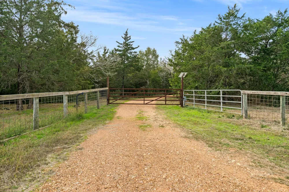 1925 Hills Road Carmine, TX 78932