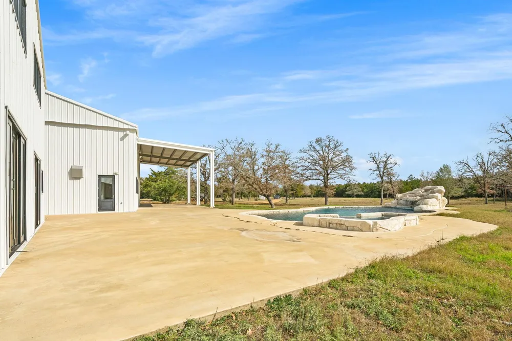 1925 Hills Road Carmine, TX 78932