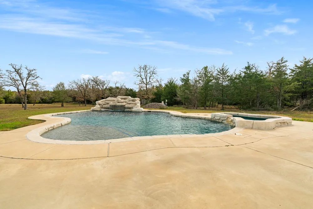 1925 Hills Road Carmine, TX 78932