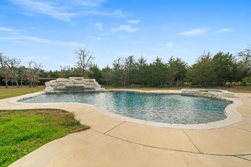 1925 Hills Road Carmine, TX 78932