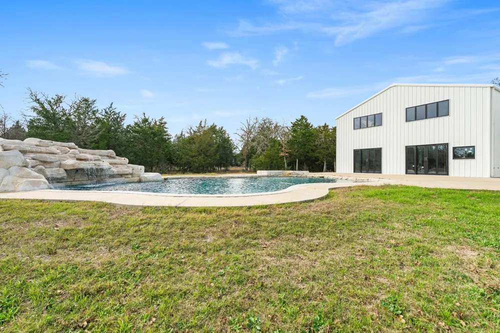 1925 Hills Road Carmine, TX 78932