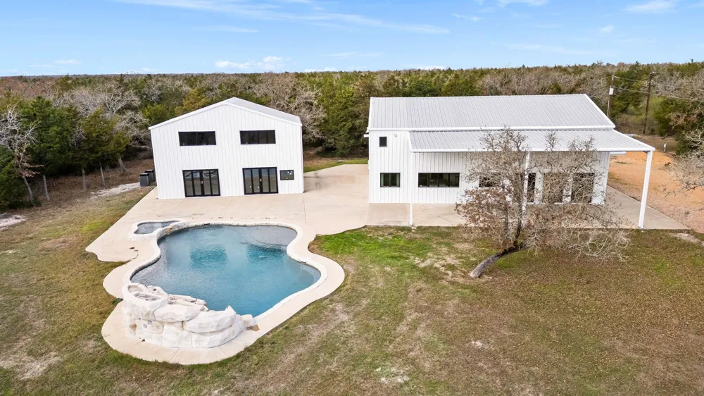 1925 Hills Road Carmine, TX 78932